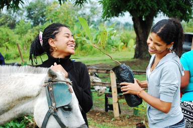 Mädchen beim Baumpflanzungsprojekt