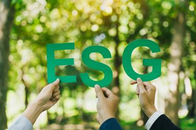 "Business-Team mit ESG-Text, der die Schlüsselrolle der ESG-Nachhaltigkeit in der Unternehmensführung und für die Umwelt symbolisiert.”