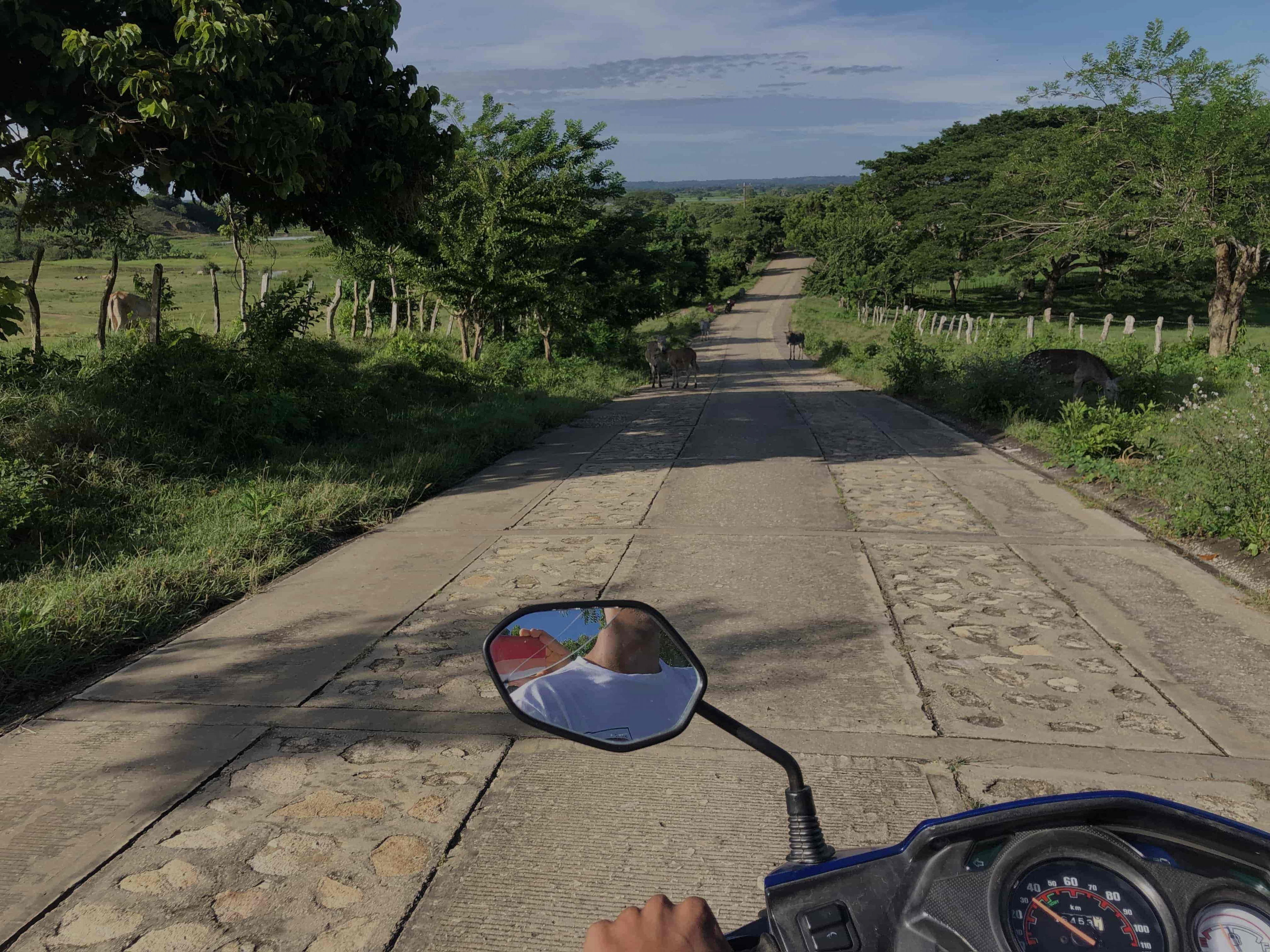 Eine Straße in ländlichen Regionen Kolumbiens
